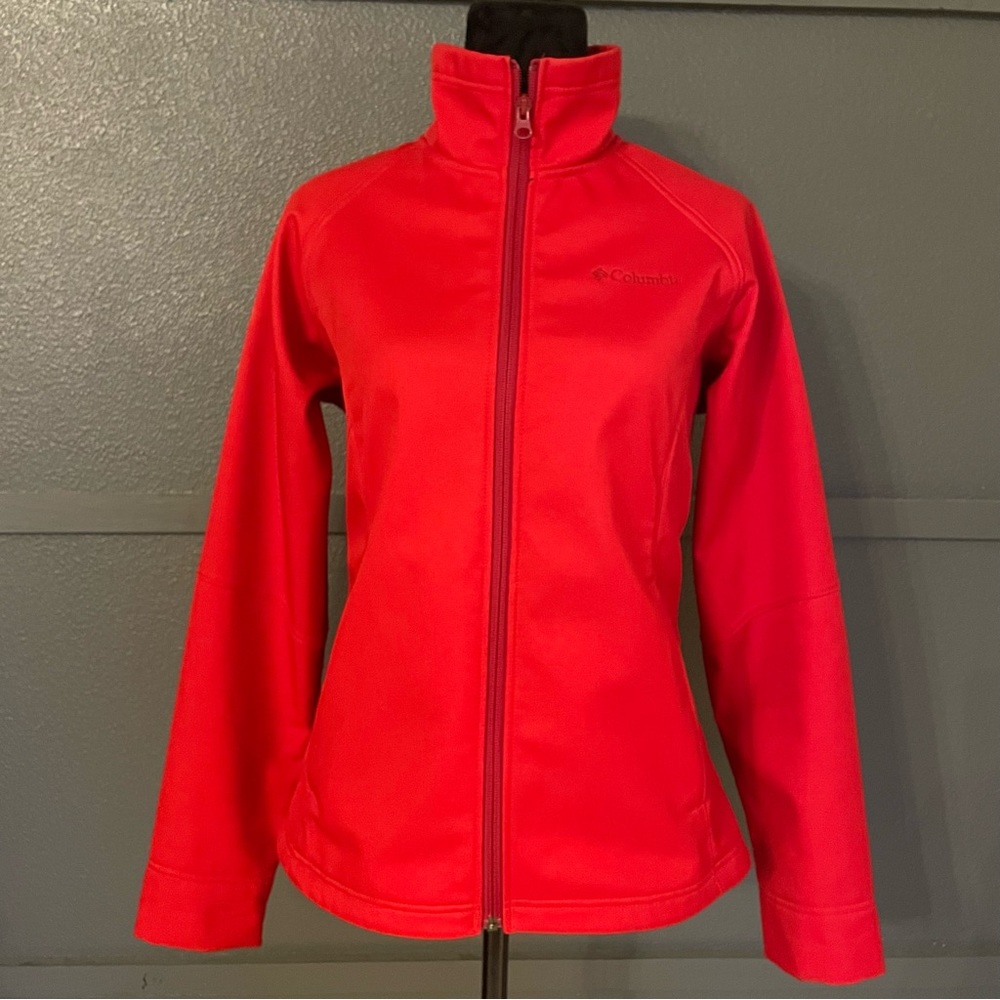 Columbia women’s fleece lined red shell jacket. Full zipper 2 pockets Size M